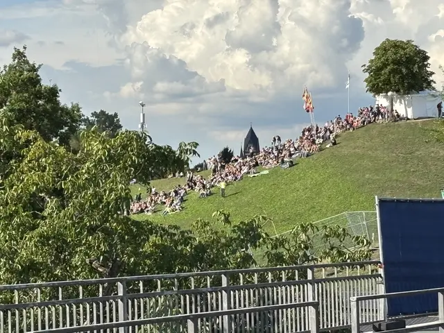 Schon am Nachmittag des Haupt-Fest-Donnerstags: Die Menschen zieht es auf den Hügel. | Foto: Thorsten Kornmann