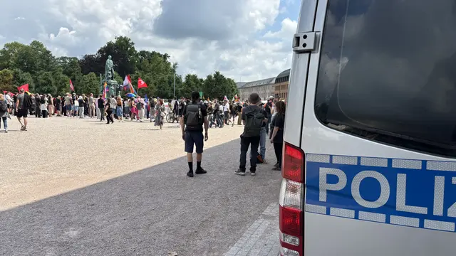 Die Polizei begleitet die angemeldeten Kundgebungen eng. | Foto: Thorsten Kornmann