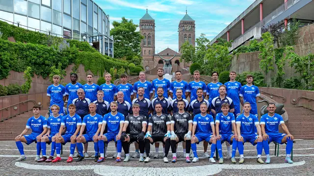 Die neue Mannschaft des FK Pirmasens für die Saison 2025/26 – aufgenommen auf dem Schlossplatz vor der St.-Pirminius-Kirche. Sechs Siege in der Vorbereitung, keine Verletzten – und ein klarer Fokus auf den Auftakt gegen TuS Koblenz. | Foto: Erik Stegner