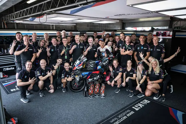Das BMW Team feiert den Hattrick von Toprak Razgatlioglu in Ungarn | Foto: BMW