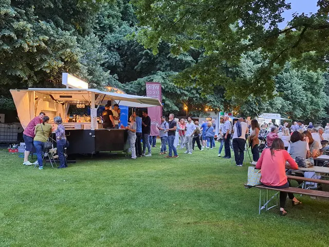 Gerne wurden die Angebote der Winzer und der Verköstigung angenommen | Foto: Monika Klein