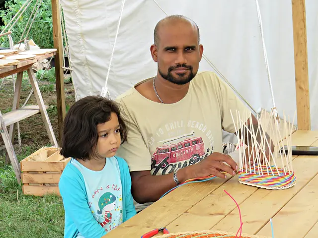 Beim Korbflechten | Foto: Brigitte Melder