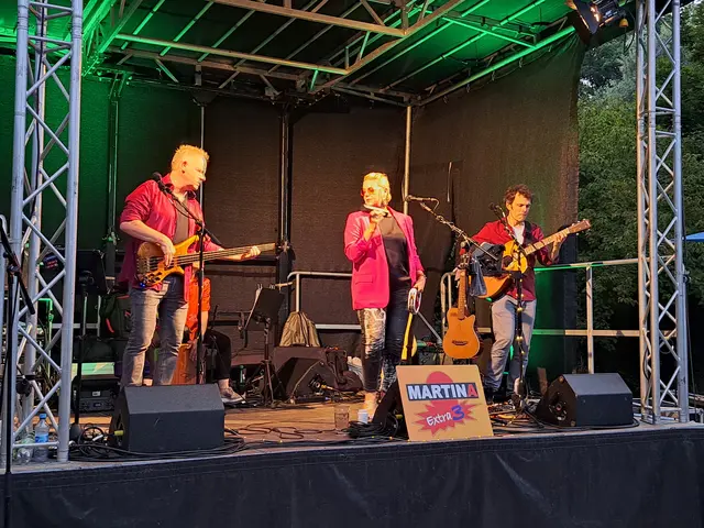 Mal entspannte, mal rockige Rhythmen spielte die Band Martina Extra 3: Die Zuhörer sangen und summten mit und ließen die Füße wippen | Foto: Monika Klein
