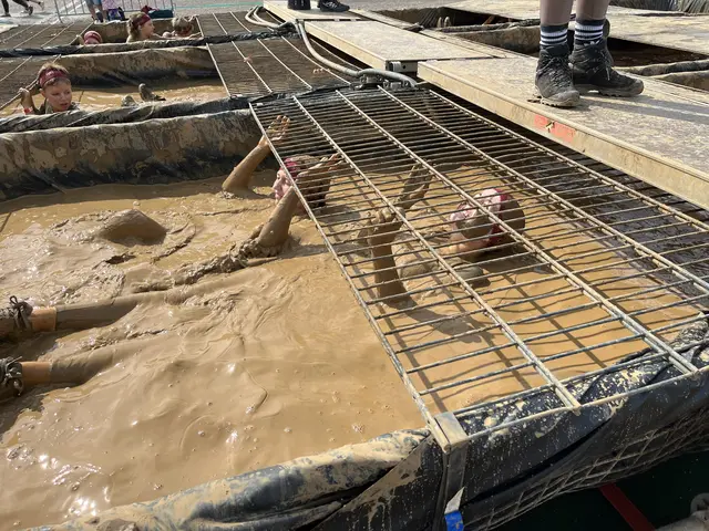Durch das Matschbad tauchen | Foto: Aljoscha Kertesz