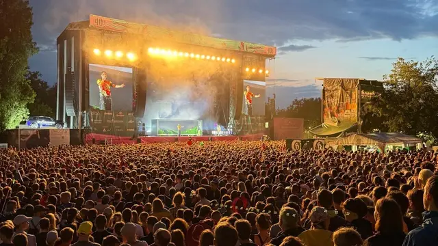 Die Fest-Besucher erleben einen großen Abend. | Foto: Thorsten Kornmann
