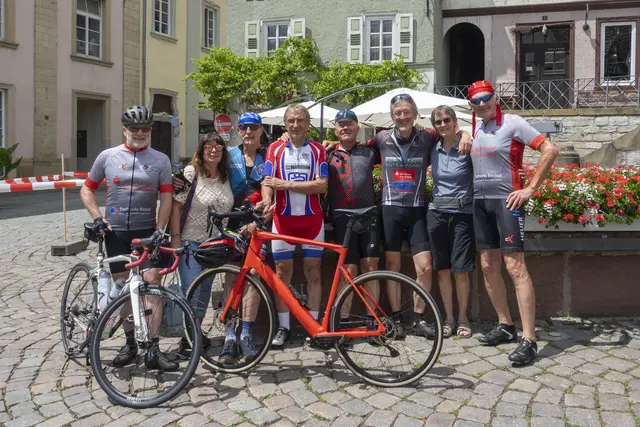 Bad Wimpfen. Die komplette Gruppe mit unseren Marketenderinnen Rosi und Ute.  | Foto: Gerhard Öfner