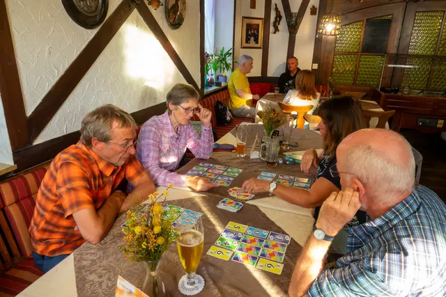 Rosi hat lustige Kartenspiele mitgebracht. | Foto: Gerhard Öfner