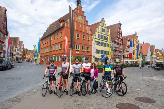 Vor dem Start zur 3. Etappe mit Marketenderin Rosi | Foto: Gerhard Öfner