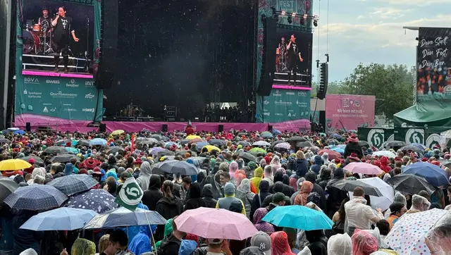 Gute Stimmung im Regen am Samstag. | Foto: Thorsten Kornmann