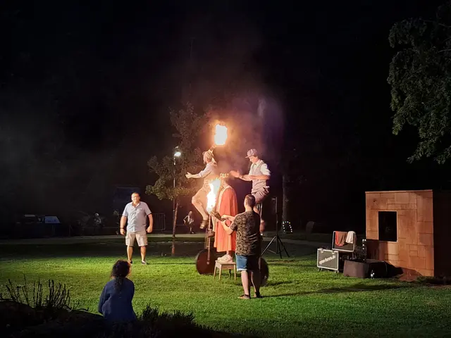 Jonglieren mit Feuerkeulen auf dem Einrad: das Duo 2Motion | Foto: Monika Klein