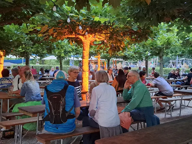 Lauschige Plätze an dem Sommerabend: Die Besucher saßen unter dem beleuchteten Laubdach der Platanen  | Foto: Monika Klein