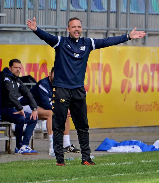 Vor dem Ligaauftakt gegen TuS Koblenz gibt FKP-Trainer Daniel Paulus an der Seitenlinie klare Richtung vor. | Foto: Erik Stegner