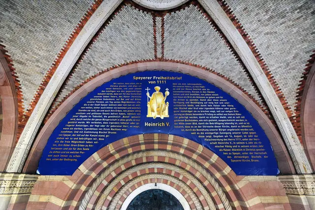 Nachbildung der Privilegieninschrift über dem Hauptportal des Doms anlässlich des Salierjahres 2011  | Foto: Domkapitel Speyer/Klaus Landry
