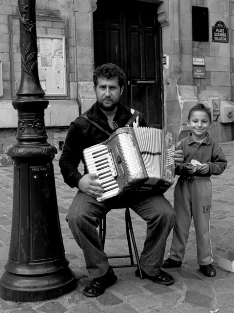 Exponat der Ausstellung: Ingrid Neus Lieblings-Werk der Ausstellung: Ein Musikant mit Akkordeon und seinem Kind in Paris (2009) | Foto: Ingrid Neu