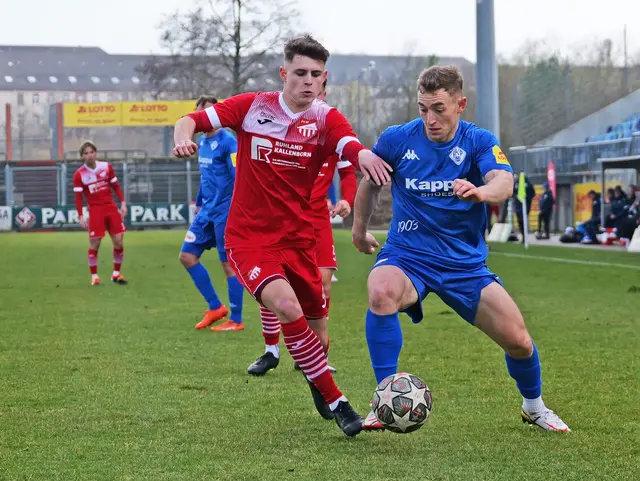 Nico Wiltz (links) kommt vom FV Diefflen zum FK Pirmasens. Rechts FKP-Mittelfeldspieler Luca Eichhorn. | Foto: Erik Stegner