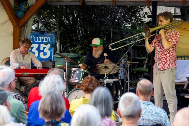 "Die Drei" - Exzellente Musiker in dem wunderschönen Hackgarten | Foto: Johann-Peter Melder