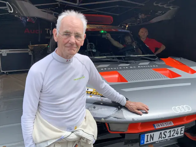 Harald Demuth vor dem Audi RS Q e-tron | Foto: Michael Sonnick