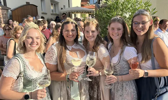 Gekrönte Häupter in Duttweiler - verbunden durch Wein und Freundschaft | Foto: Kay Lützel