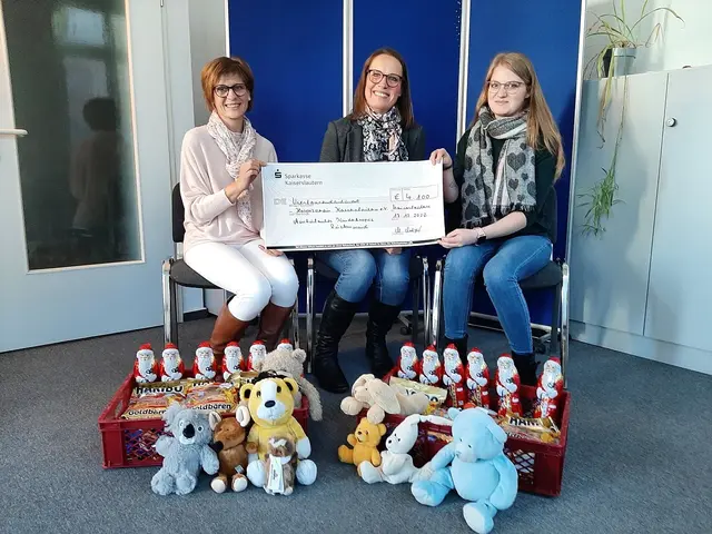 Bei der Scheckübergabe: Franziska Emrich, Geschäftsführerin des Hospizvereins (Mitte), mit Barbara Gauch (links) und Charlotte Held von der IG Bau
 | Foto: Martina Metzger/gratis