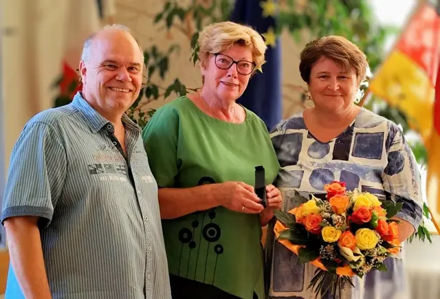 Volker Hardardt und Anette Kloos (rechts) gratulierten Trudel Bach (Mitte) zur Auszeichnung. | Foto: Volker Hardardt