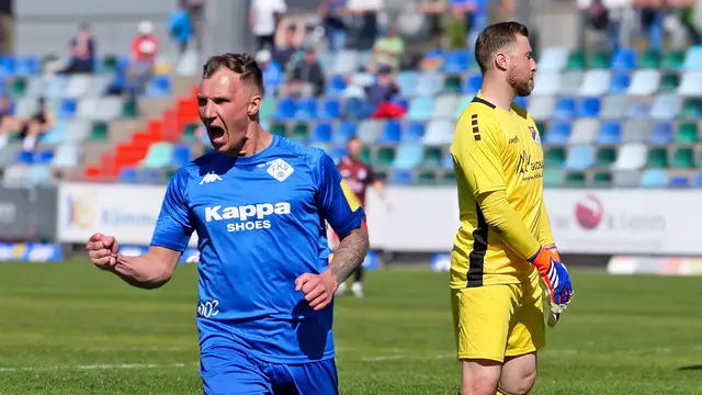 Abschied mit Emotionen: Tobias Jähnicke verlässt den FK Pirmasens. Der Ex-Profi prägte die Mannschaft sportlich wie menschlich – und bleibt mit Momenten wie diesen in Erinnerung. | Foto: Erik Stegner