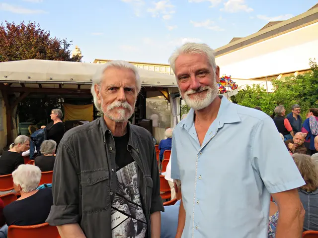 Tom Schaffert (re.) mit Wolfgang Schumann (Band-Fotograf und Video-Mann) | Foto: Brigitte Melder