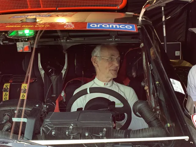 Harald Demuth nahm auch mal Platz am Lenkrad vom Audi RS Q e-tron | Foto: Michael Sonnick