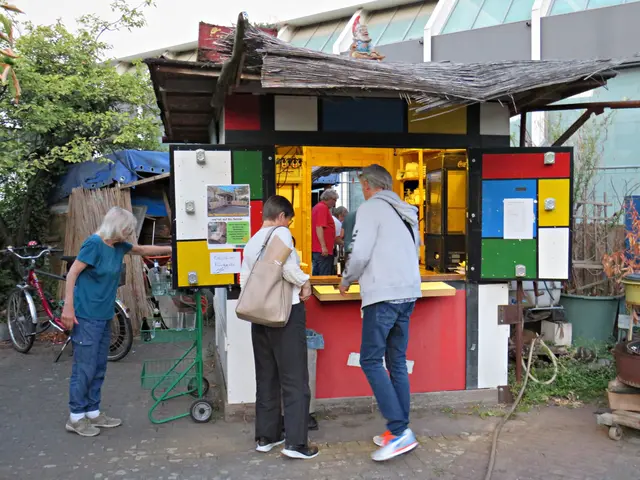 Hübsches Kiosk mit Fensterläden nach Piet Mondrian | Foto: Brigitte Melder