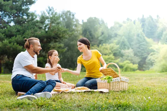 Eine Decke und ein Picknickkorb können die Besucher der französischen Gartenparty selbst beisteuern. Die Gartenschau kredenzt Musik, feine Weine und Flammkuchen als Zutaten  | Foto: zinkevych/stock.adobe.com