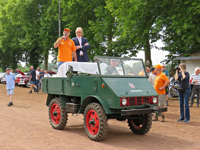 Hoch auf dem grünen Wagen begrüßten Renner und Veth | Foto: Brigitte Melder
