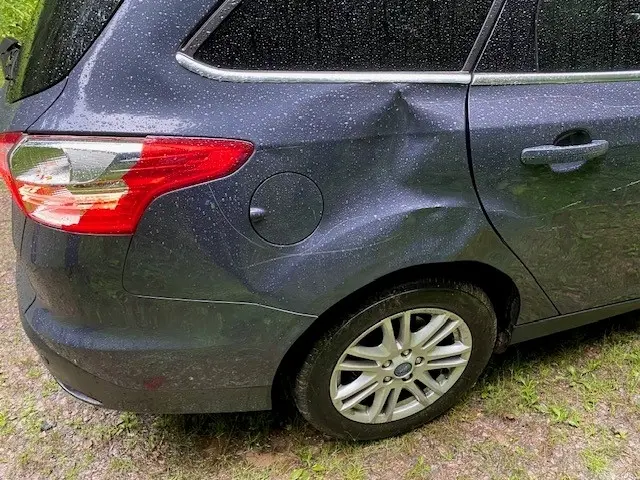 Nach ihrer Rückkehr entdeckten die Fahrzeughalter massive Beschädigungen an der Beifahrerseite | Foto: Polizeidirektion Pirmasens