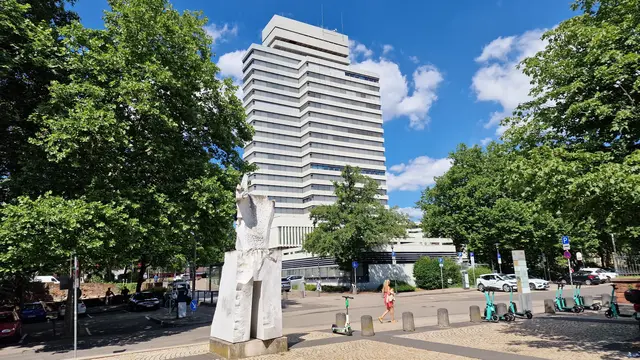 Am Sonntagnachmittag wurden die Tatverdächtigen am Willy-Brandt-Platz von Zeugen beobachtet, wie sie versuchten, das Schloss eines abgestellten Fahrrads gewaltsam zu öffnen | Foto: Ralf Vester