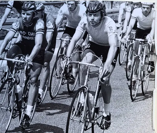 Herbert Stodal (55) un Rudi Birkmeyer (72) im großen Fahrerfeld der schweren Radrundfahrt 1975  | Foto: Frau Billam