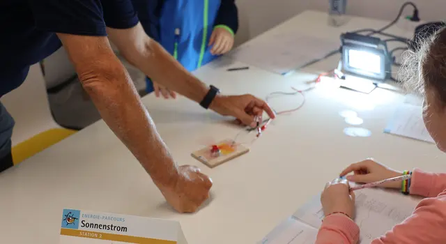 Ob Programmieren, Energie forschend entdecken oder Wirtschaftskonzepte entwickeln, die Kinder-Uni 2025 bot erneut ein abwechslungsreiches Angebot für wissbegierige Kinder. | Foto: Dorothea Hoppe-Dörwald