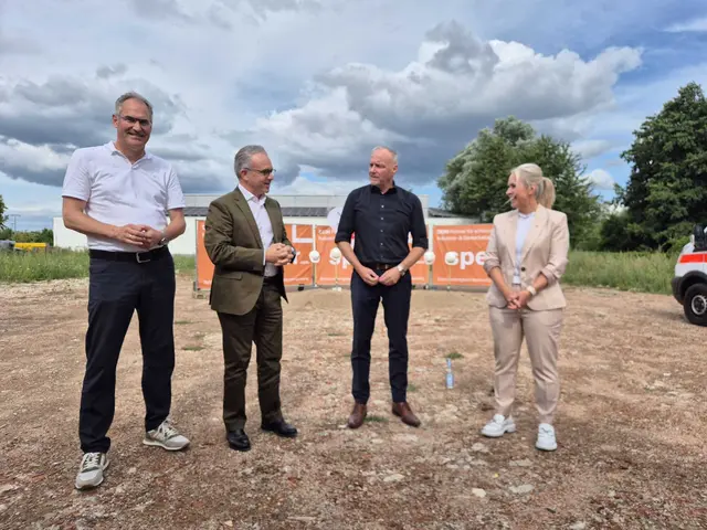 SÜW-Landrat Dietmar Seefeldt, Manuel Gonzalez, Vorstand des DRK Landesverbands, Landrat Martin Brandl und Landrätin Dr. Susanne Ganster  | Foto: DRK 