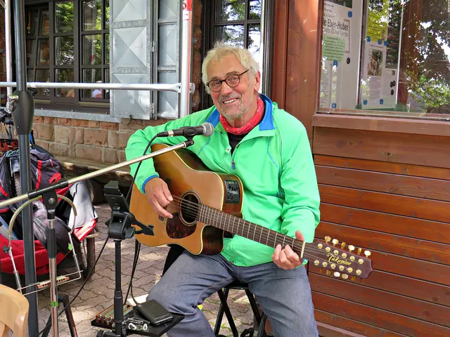 Ede Eber-Huber mit seiner Gitarre | Foto: Brigitte Melder