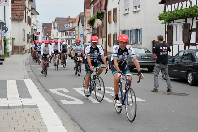 Rudi Birkmeyer gefolgt von Boxweltmeister Sven Ottke bei der "VOR - TOUR der Hoffnung" im Juli 2023 bei der Einfahrt zum Heimat - und Kulturzentrum in Offenbach | Foto: Dieter Hammann