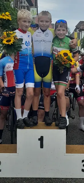 Felix Bierling (links) neben dem durch den Sturz sichtlich gezeichnetem Lokalmatador | Foto: |HSchäffer