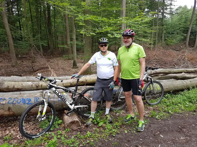 Die Tour führt mit den beiden Förstern im grünen Trikot durch den Sippersfelder und Göllheimer Wald sowie mit einem Abstecher in den Stumpfwald | Foto: VG Winnweiler