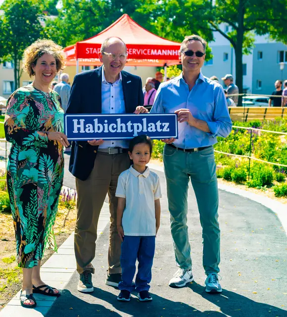 Prov. Dr. Diana Pretzell, OB Christian Specht, Bürgemeister Ralf Eisenhauer und eine junge Käfertalerin | Foto: Wolfgang Neuberth