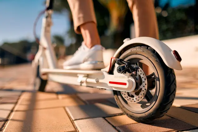 Eine Polizeistreife bemerkte am Montagabend in der Mainzer Straße einen E-Scooter, der ohne Beleuchtung, mit Beifahrer und entgegen der Fahrtrichtung unterwegs war | Foto: Valerii Apetroaiei/stock.adobe.com