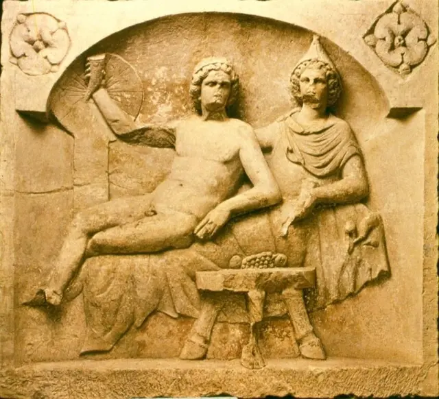 Sandsteinrelief zeigt den römischen Sonnengott Sol neben dem orientalischen Mithras beim Festmahl auf der Haut des geopferten Stiers | Foto: Lobdengau-Museum Ladenburg
