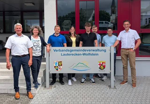 : Bürgermeister Andreas Müller (links) gratuliert den erfolgreichen Absolventinnen und Absolventen: Monika Domis, Joshua Berger, Svenja Karch, Jonas Schreiner, Achim Wirth und Sebastian Schneider. (rechts) Büro- und Ausbildungsleiter Christian Sauer. | Foto: Daniela Gärtner