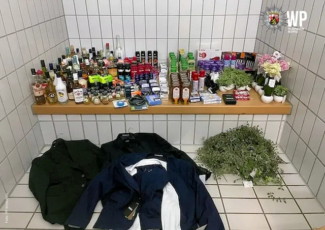 Kosmetika, Lebensmittel und Kleidung wurden in der Wohnung des Ladendiebs in großen Mengen gefunden | Foto: Polizeipräsidium Westpfalz