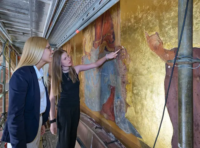 Christin Sauer, Vorstandsmitglied der Bürgerstiftung der Sparkasse Südpfalz, und Anne Lackner, Diplomandin am Lehrstuhl für Kunsttechnologie, Konservierung und Restaurierung von Wandmalerei an der Hochschule für Bildende Künste in Dresden, beim Betrachten des komplexen Schadensbildes am Wandgemälde von Johann Baptist Schraudolph in der Vorhalle des Speyerer Domes  | Foto: Domkapitel Speyer/Klaus Landry