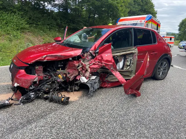 Die Fahrzeuge waren durch den Aufprall so stark beschädigt, dass sie durch einen Abschleppdienst von der Fahrbahn entfernt werden mussten | Foto: Polizeiinspektion Rockenhausen