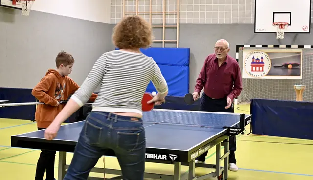 Jung und Alt haben Spaß am Tischtennis. | Foto: Hans Hebrank