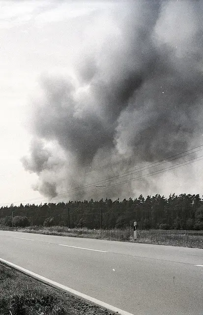 Der Bruchbrand zwischen Landstuhl und Ramstein-Miesenbach verursachte eine riesige Rauchwolke  | Foto: Walter Potdevin