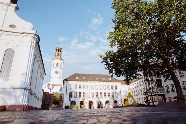 Der Frankenthaler Rathausplatz verwandelt sich zwischen 13 und 22 Uhr in eine stylische Sommerlounge.  | Foto: Stadtverwaltung Frankenthal 