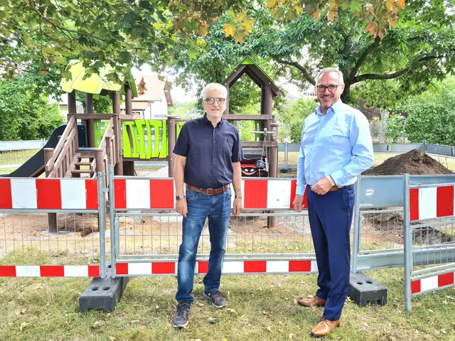 Die neue Spielanlage besteht aus zwei Türmen mit Überdachung, einer Brücke, einer Rutsche mit Kletterseil, einem Kletternetz und einem Sandaufzug. | Foto: Pressestelle Stadt Germersheim